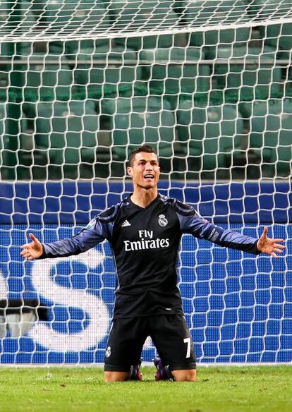 Cristiano Ronaldo del Real Madrid gesticula ante el Legia de Varsovia.