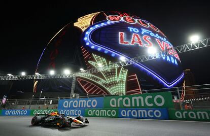 El auto de Checo Pérez corre por The Strip, la principal avenida de Las Vegas.