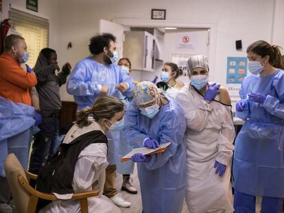 Un equipo del Departamento de Salud de la Generalitat vacuna aresidentes y personal de la Residencia de Geriatrica Gravi de Polinyà.
