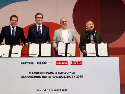 De izquierda a derecha: el presidente de Cepyme, Gerardo Cuerva; el presidente de la CEOE, Antonio Garamendi; el secretario general de CC OO, Unai Sordo y el secretario general de UGT, Pepe Álvarez, en la firma del pacto de convenios.