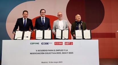 De izquierda a derecha: el presidente de Cepyme, Gerardo Cuerva; el presidente de la CEOE, Antonio Garamendi; el secretario general de CC OO, Unai Sordo y el secretario general de UGT, Pepe Álvarez, en la firma del pacto de convenios.