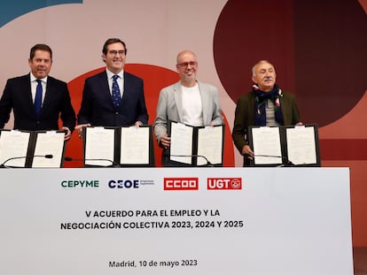 De izquierda a derecha: el presidente de Cepyme, Gerardo Cuerva; el presidente de la CEOE, Antonio Garamendi; el secretario general de CC OO, Unai Sordo y el secretario general de UGT, Pepe Álvarez, en la firma del pacto de convenios.