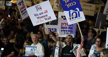 Concentraci&oacute;n de manifestantes ante la casa del primer ministro israel&iacute;, este s&aacute;bado. 