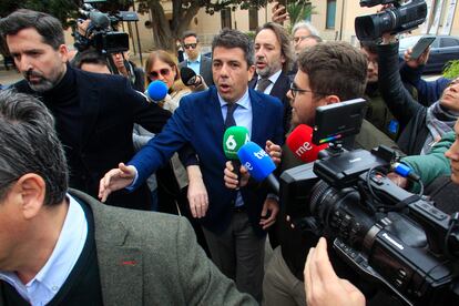 El presidente de la Generalitat, Carlos Mazón, a su llegada a la inauguración de una jornada empresarial en Alicante, este lunes.