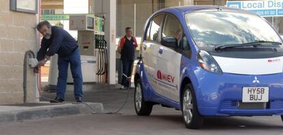 El coche el&eacute;ctrico modelo I- Miev de Mitsubishi en una gasolinera de Alcobendas. 