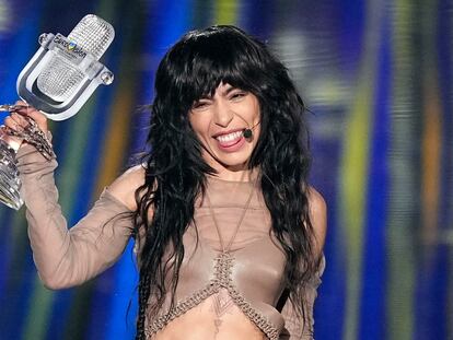 Loreen, con el micrófono de cristal que la acredita como ganadora de Eurovisión.