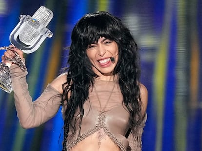 Loreen, con el micrófono de cristal que la acredita como ganadora de Eurovisión.