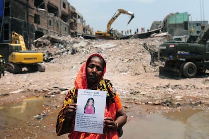 Una mujer muestra la foto de un familiar desaparecida en el derrumbe del edificio la semana pasada. El siniestro, la mayor tragedia industrial de la historia del país asiático, también causó heridas de diversa consideración a 2.437 personas que se encontraban en el inmueble, de nueve plantas ubicado en la localidad vecina a Dacca de Savar, 3 de mayo de 2013.