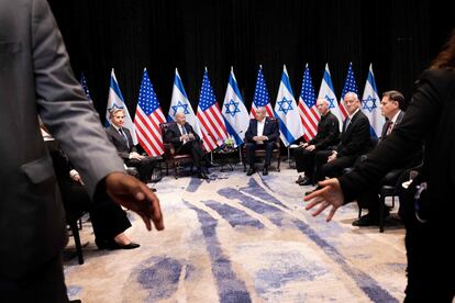 Desde la izquierda, Blinken, Biden y Netanyahu, junto a otras autoridades de Israel, reunidos este miércoles en Tel Aviv.