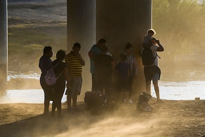 Migrantes de Venezuela se encuentra en medio de una tormenta de polvo en El Paso, Texas.