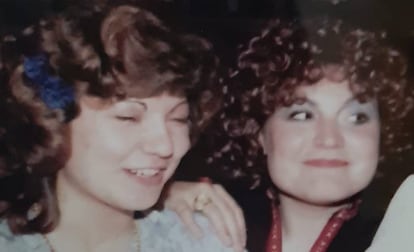 Josefa Fraile, a la izquierda, junto a su hermana Carmen, en una imagen familiar de los años setenta.