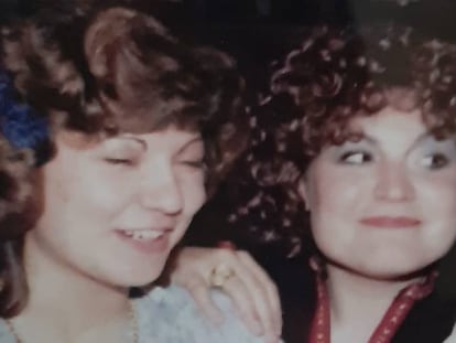 Josefa Fraile, a la izquierda, junto a su hermana Carmen, en una imagen familiar de los años setenta.