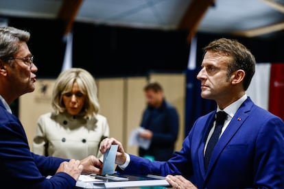 El presidente francés, Emmanuel Macron, junto a su mujer, Brigitte, votan en un colegio electoral en Le Touquet-Paris-Plage, al norte de Francia. 
