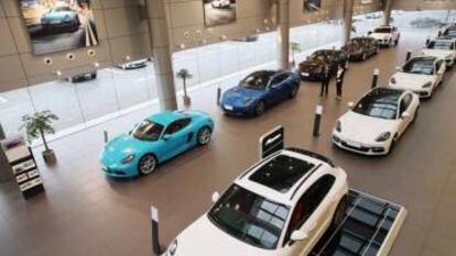 Coches Porsche importados en una sala de exposici&oacute;n en Nantong (China).