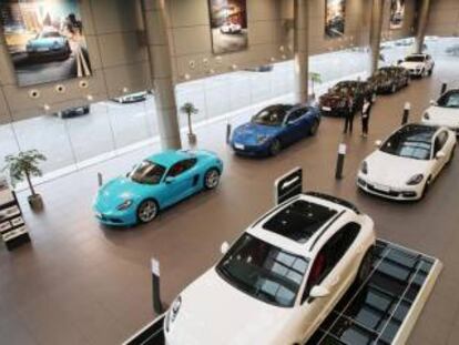 Coches Porsche importados en una sala de exposici&oacute;n en Nantong (China).
