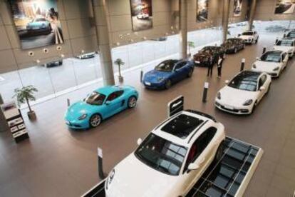 Coches Porsche importados en una sala de exposici&oacute;n en Nantong (China).