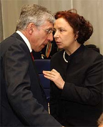 Ana Palacio charla con Jack Straw, ayer en Luxemburgo.