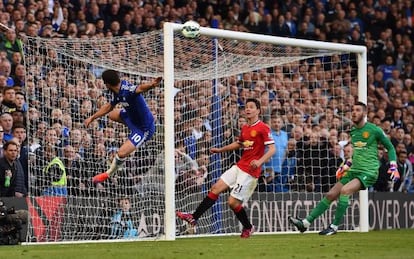 Hazard remata sin ángulo ante Herrera y De Gea.