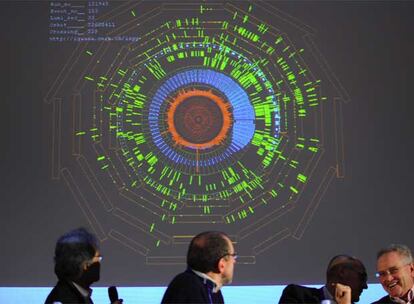 Científicos del CERN asisten al momento en que los cuatro detectores del gran acelerador han registrado con éxito los choques de protones. "Es un gran logro el hecho de haber lelgado tan lejos en tan poco tiempo", ha comentado el director del CERN, Rolf Heuer.