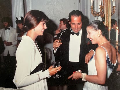 En una fiesta en La Vigie, la mansión de su gran amigo el diseñador Karl Lagerfeld, en Mónaco. En la imagen, Diane conversa animadamente con la princesa Carolina de Mónaco y Gilles Dufour, mano derecha de Lagerfeld en la 'maison' Chanel.