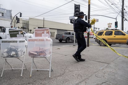 Un policía trabaja junto a una casilla electoral, luego de que una mujer recibiera un disparo, en Tijuana (Estado de Baja California), este domingo.