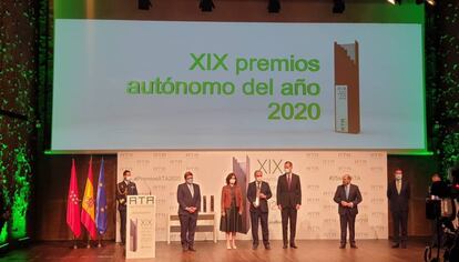 13/10/2020 ATA premia a los farmacéuticos como profesionales esenciales en la pandemia para los autónomos. El presidente del Consejo General de Colegios Oficiales de Farmacéuticos, Jesús Aguilar, ha recibido este martes el Premio ATA Autónomo del Año 2020, con el que la entidad ha reconocido a todos los farmacéuticos españoles por el trabajo que están desarrollando en la pandemia de COVID-19. SALUD CGCOF