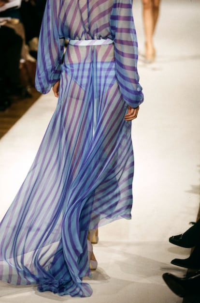 Este vestido transparente de Ocimar Versolato de 1997 lleva las transparencia a la parte trasera del cuerpo.