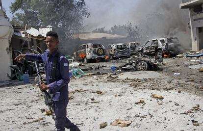 El segundo coche bomba estalló poco más de una hora después en el barrio de Daynile, a las afueras de Mogadiscio, donde murieron cuatro personas, dijo a Efe Daahir Hassan Tooxow, portavoz administrativo de ese distrito.