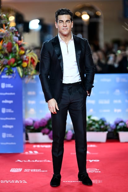 Mario Casas se alzó con el premio a mejor actor por su trabajo en la cinta 'Muy lejos' ('ex aequo' con Álvaro Cervantes) y paseó por la alfombra roja con esmoquin y camisa abierta.