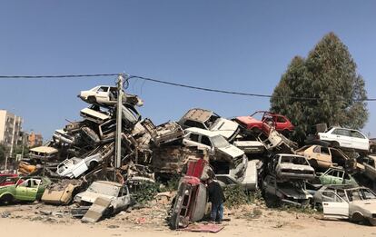 Un palestino busca dentro de un coche viejo cerca de la frontera entre Israel y Gaza.