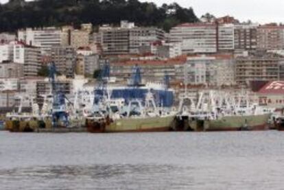 Barcos pesqueros amarrados en el muelle del puerto de Vigo. EFE/Archivo