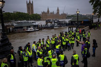 Empleados de seguridad reciben instrucciones antes de ser desplegados en los alrededores de Westminster. 