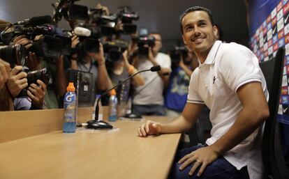 Rueda de prensa en la que, acompañado de jugadores y técnicos del conjunto azulgrana, Pedro se despide de la que ha sido su casa durante diez años para iniciar una nueva aventura en Inglaterra. El Chelsea pagó 28 millones de euros por su fichaje el pasado agosto.