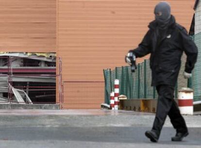 Fachada del inmueble  del diario <i>El Correo</i>, en Zamudio, tras el atentado terrorista.