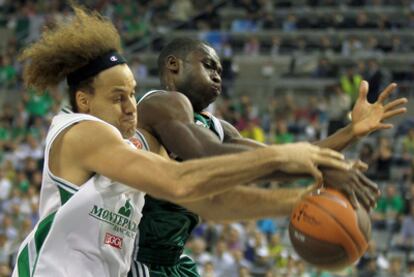 Stonerook, dle Montepaschi, lucha por un balón con Sato, del Panathinaikos, durante la semifinal de la Euroliga.