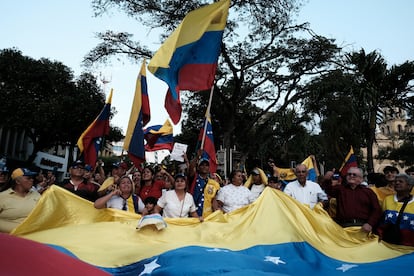 Cientos de venezolanos se dieron cita en el parque Santander para manifestarse en contra de la toma de posesin de Nicols Maduro, en Ccuta, Colombia. 