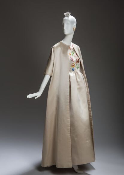 Conjunto de vestido y abrigo de gala de 1961. Fue lucido por Jackie Kennedy en la primera ocasión en la que no llevó ropa de un diseñador estadounidense siendo ya primera dama de EE UU.