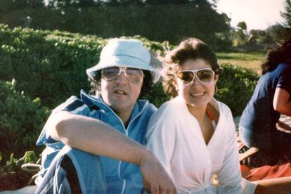 Con su novia Ginger Alden, que encontró su cadáver, en 1977, año de su muerte, en Hawái.
