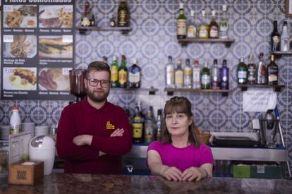 Mari Carmen Guerra, en la barra de su bar, junto a uno de sus empleados.