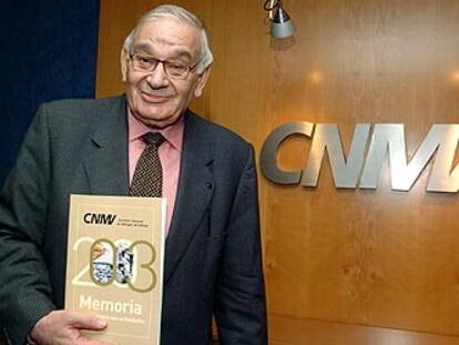 Blas Calzada, presidente de la CNMV, durante la presentación de la memoria anual de 2003.