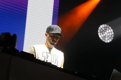 El integrante del grupo de hip-hop SFDK, Acción Sáchez, durante su actuación hoy sábado en el estadio La Cartuja de Sevilla.