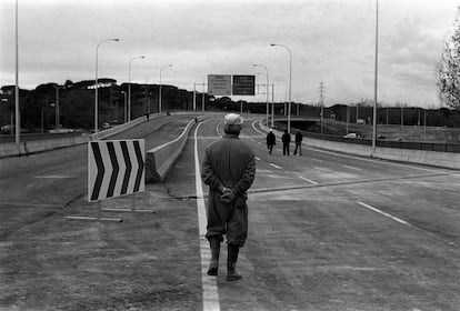 Un obrero camina por las obras de cierre de la M-30 de Madrid, a la altura del puente de los Franceses, con el nuevo puente desde la avenida de Valladolid, en noviembre de 1990.