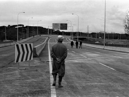 Un obrero camina por las obras de cierre de la M-30 de Madrid, a la altura del puente de los Franceses, con el nuevo puente desde la avenida de Valladolid, en noviembre de 1990.
