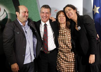 Iñigo Urkullo, junto a Pilar García Salazar (2d) , Lorea Bilbao (d) y Andoni Ortuzar (2i) , miembros de la ejecutiva del PNV.