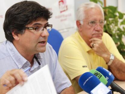 El concejal Miguel Ángel Pavón, de Esquerra Unida y el coordinador de la formación, José Antonio Fernández Cabello.