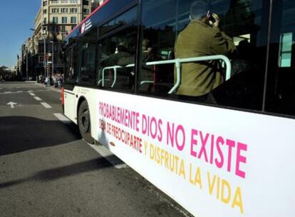Autobús con el eslogan de la campaña publicitaria organizada en 2008 por la Unión de Ateos y Librepensadores de Cataluña. 
Foto: Tejederas