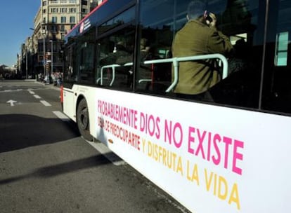 Autobús con el eslogan de la campaña publicitaria organizada en 2008 por la Unión de Ateos y Librepensadores de Cataluña. 
Foto: Tejederas