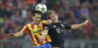 Toni Kroos con el mejicano Guardado.