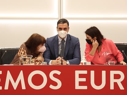 Pedro Sánchez, junto a Cristina Narbona y Adriana Lastra en la reunión de la ejecutiva del PSOE del 18 de abril.