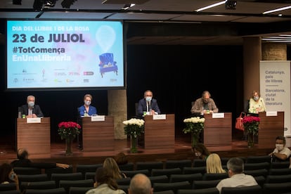 Joan Guillén (izquierda), Mariàngela Vilallonga, Patrici Tixis, Joan Subirats y Mari Carme Ferrer, durante la presentación del Día del Libro y de la Rosa del 23 de julio.